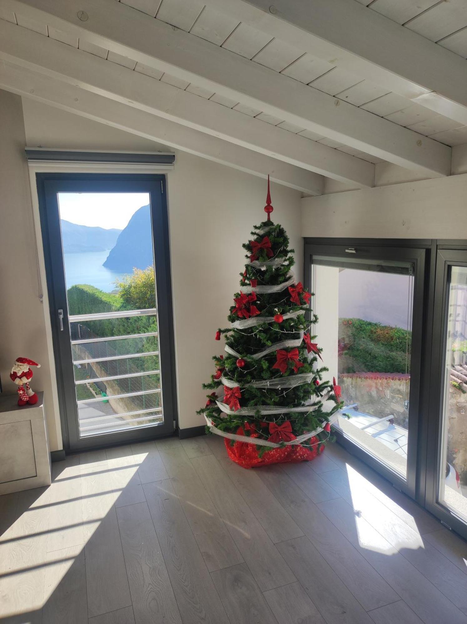 Luminoso Appartamento Vista Lago Solto Collina Luaran gambar