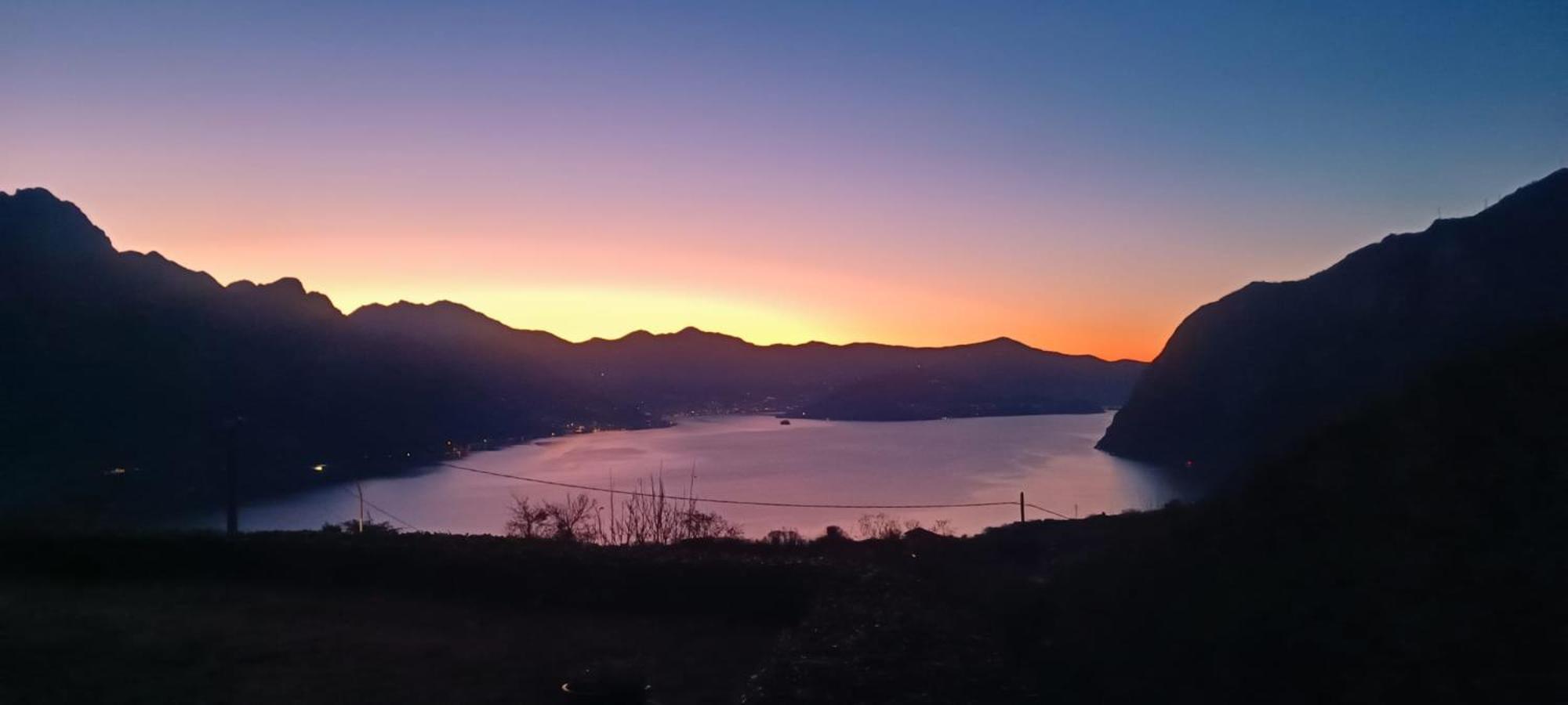 Luminoso Appartamento Vista Lago Solto Collina Luaran gambar