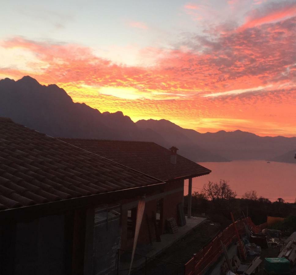 Luminoso Appartamento Vista Lago Solto Collina Luaran gambar